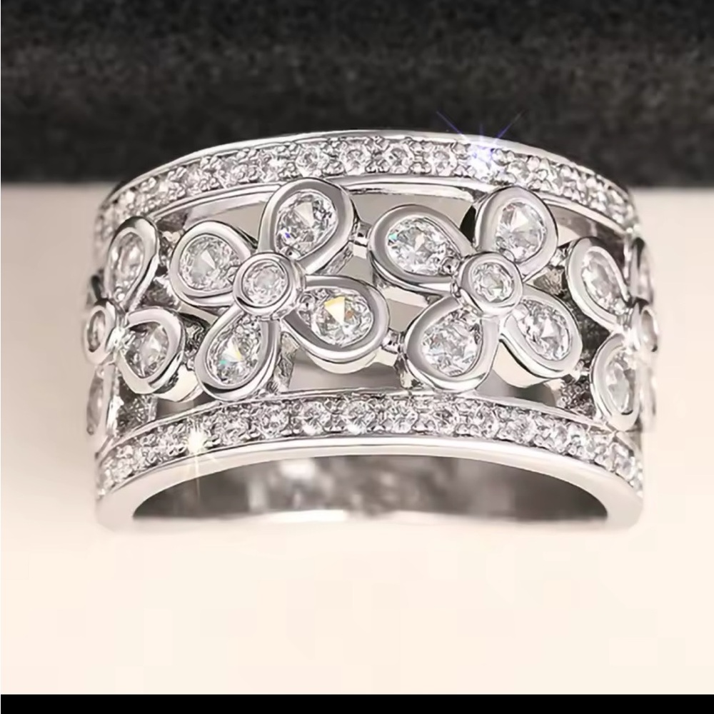 Elegant 925 Sterling Silver White CZ Crystals Ring Size 9